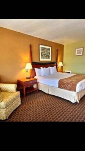 Econo Lodge Inn & Suites I-64 & US 13