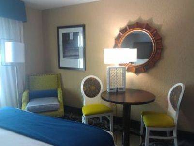 Holiday Inn Express & Suites Kansas City Airport